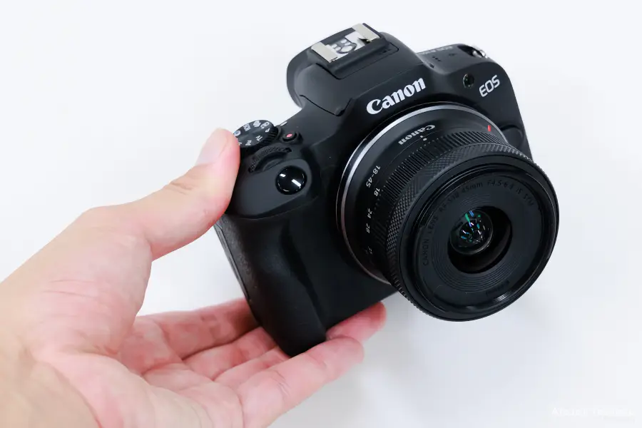 Canon EOS R100 Reseña: Rendimiento Ideal para Principiantes_01