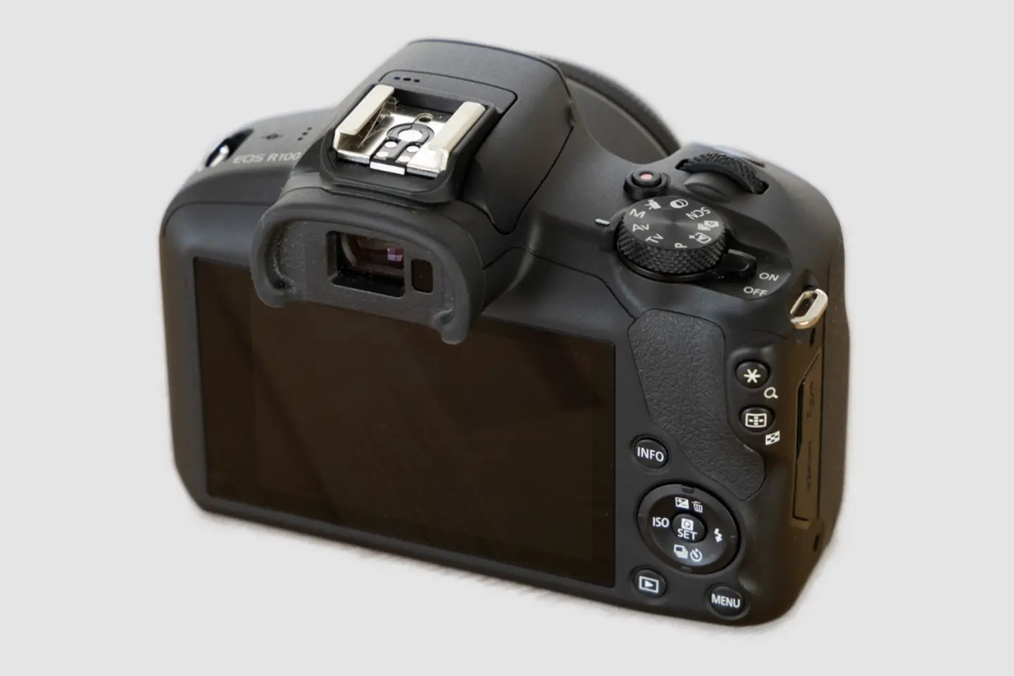 Canon EOS R100 Reseña: Rendimiento Ideal para Principiantes_01